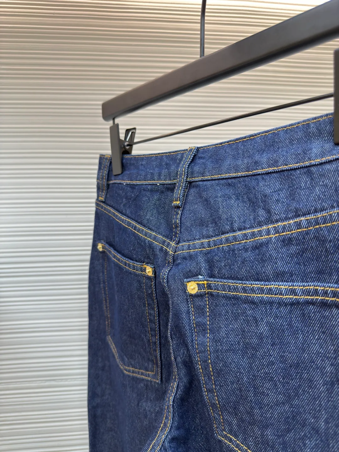 LOUIS VUITTON Dark blue logo cuffed denim trousers [Women's clothing] ●Authentic product: Purchased and developed for 12999 ●Item number: 1680064-A75 ●Material: Denim denim fabric ●Technology: Made on positioning cutting machine ●Version: Fitted version ●Weight: about 735 grams ●Size: 34-36-38 ●Description: This mini shorts is cut with seasonal deep-washed denim to create a neat straight fit. Contrasting topstitching outlines the classic structural lines, and the cuffed trousers reveal the Monogram printed lining, upgrading your daily look. The overall wiring is straight and delicate, the fabric is comfortable and soft, and the color is consistent without color difference. It can be matched with the same style to create a fashionable look and control various occasions. Customized accessories, complete with three standards, same style for men and women!